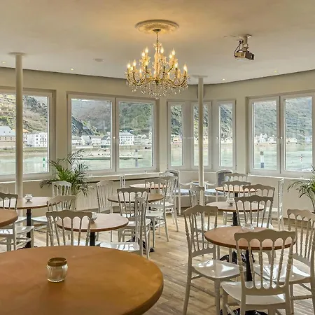מלון Hotel Zum Goldenen Loewen - Restaurant - Panoramabar - Terrassen - Events - Rheinblick - Geschichte Seit 1728