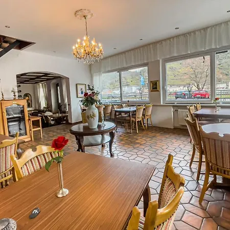 Hotel Zum Goldenen Loewen - Restaurant - Panoramabar - Terrassen - Events - Rheinblick - Geschichte Seit 1728 מלון סנט גואר