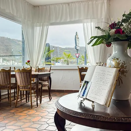 Hotel Zum Goldenen Loewen - Restaurant - Panoramabar - Terrassen - Events - Rheinblick - Geschichte Seit 1728 מלון 2*