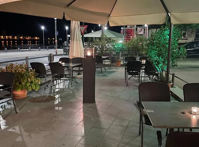 Hotel Zum Goldenen Loewen - Restaurant - Panoramabar - Terrassen - Events - Rheinblick - Geschichte Seit 1728 Otel