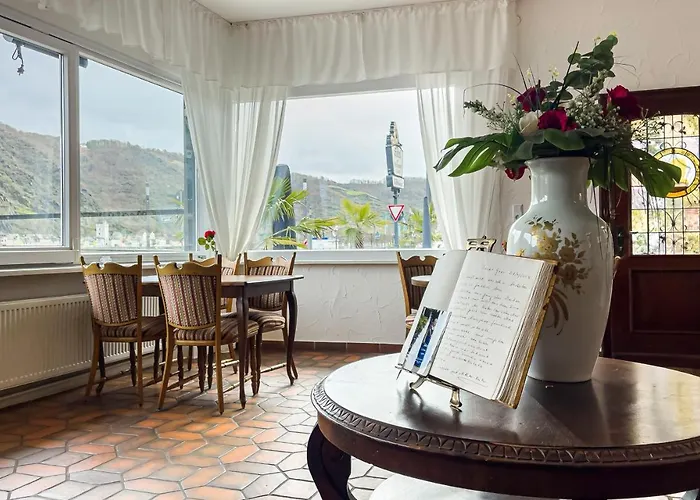 Hotel Zum Goldenen Loewen - Restaurant - Panoramabar - Terrassen - Events - Rheinblick - Geschichte Seit 1728 Otel 2*