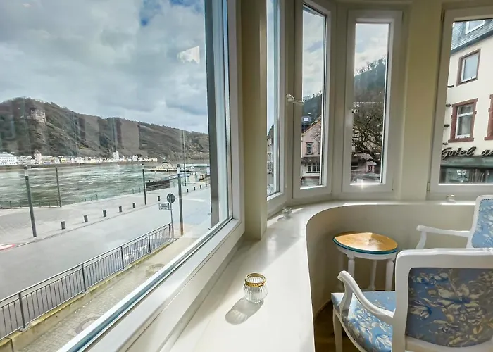 Hotel Zum Goldenen Loewen - Restaurant - Panoramabar - Terrassen - Events - Rheinblick - Geschichte Seit 1728 Otel 2*